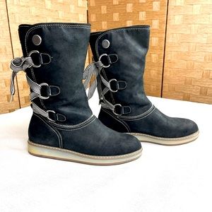 White Mountain Brand Black Boots with Adjustable Lace Up Back in Size 8.5